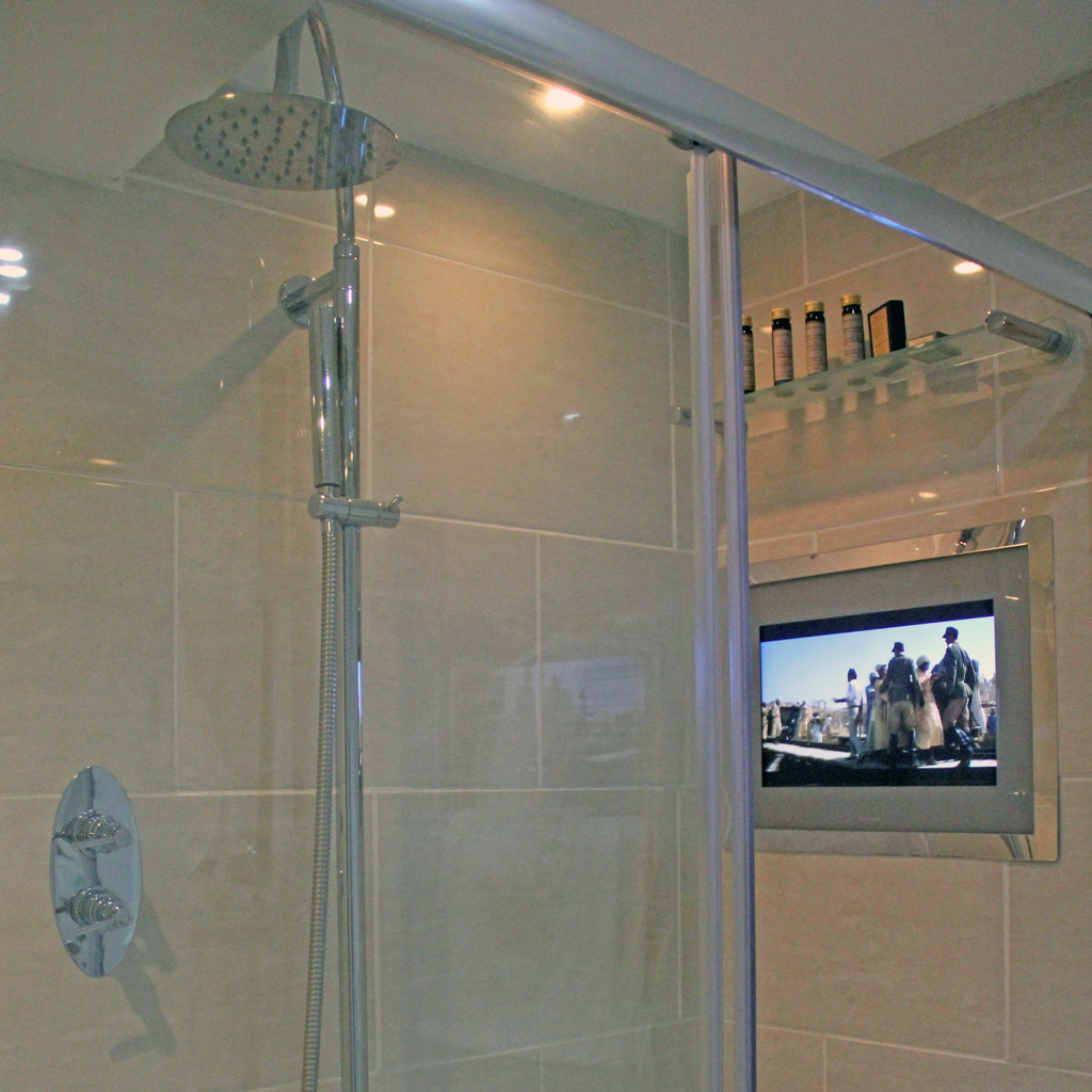 The Seaview Hotel - TV SHOWER