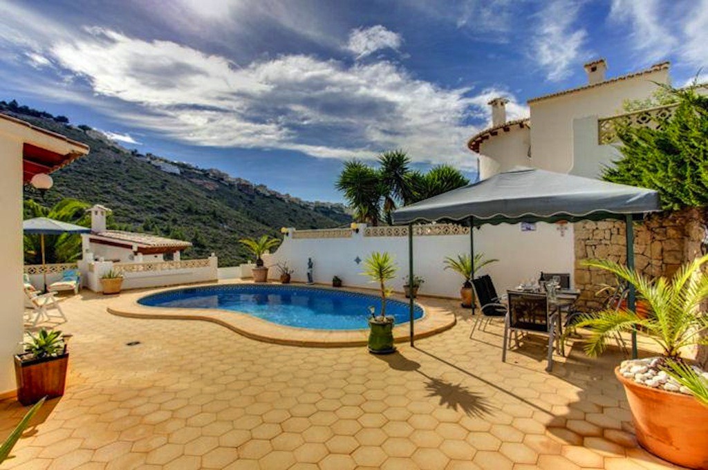 LTespana villa pool2